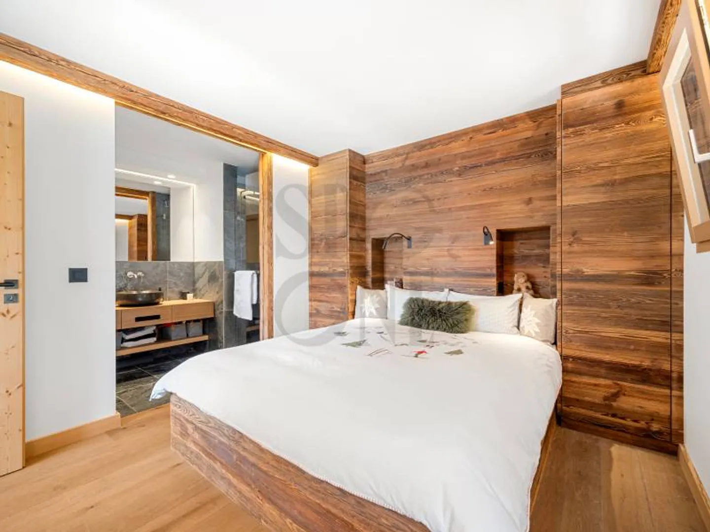 Luxury Chalet in Alpine Paradise - Photo 4 of 8