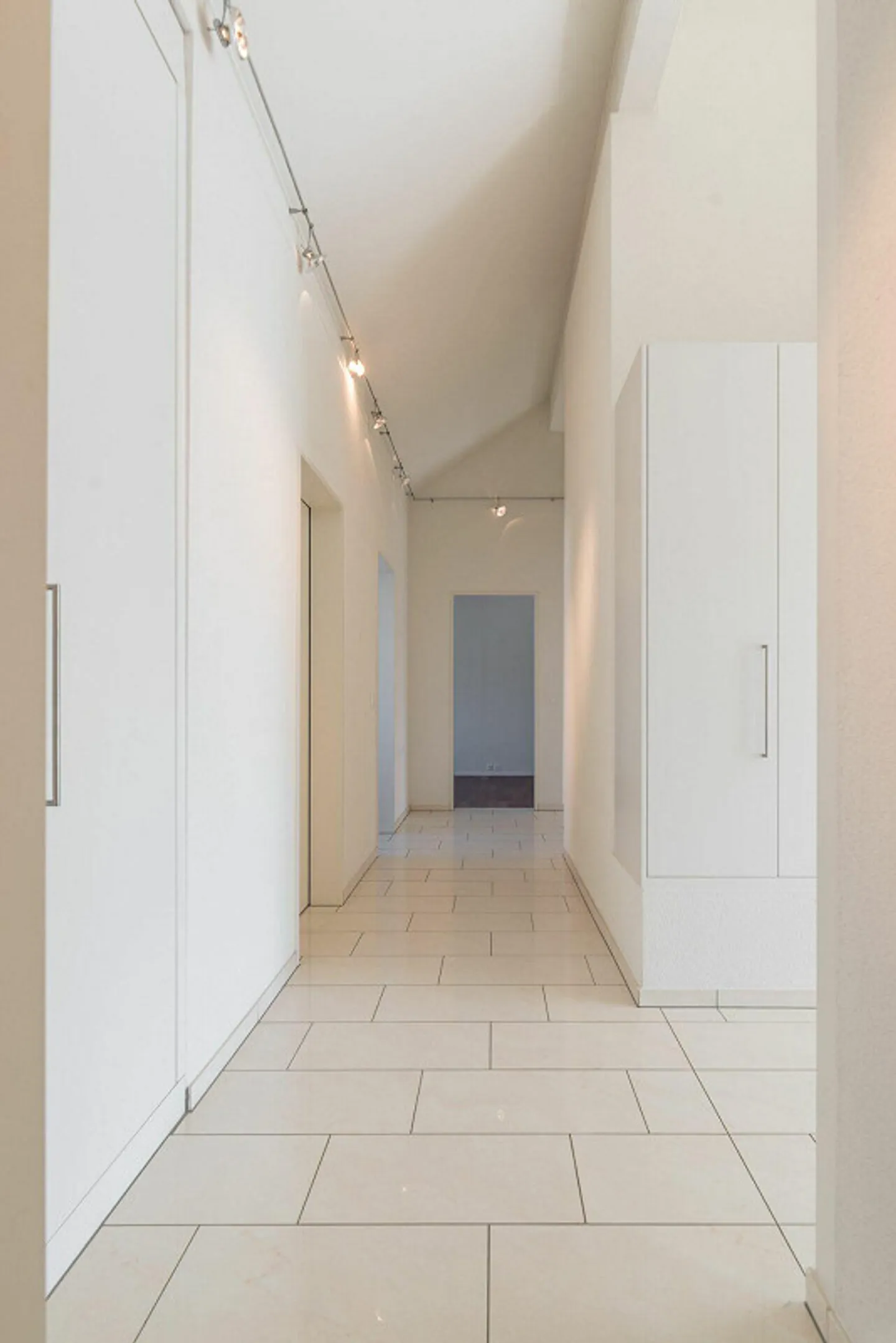 Grosszügige 4.5-Zimmer-Attika-Wohnung mit zwei Tiefgaragenplätzen, ... - Photo 17 of 23