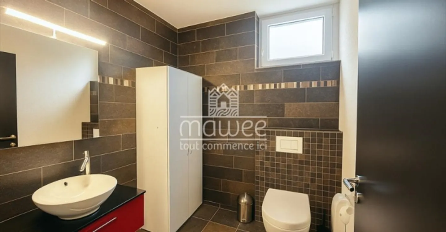 Mixed-use building for rent - Photo 3 of 7