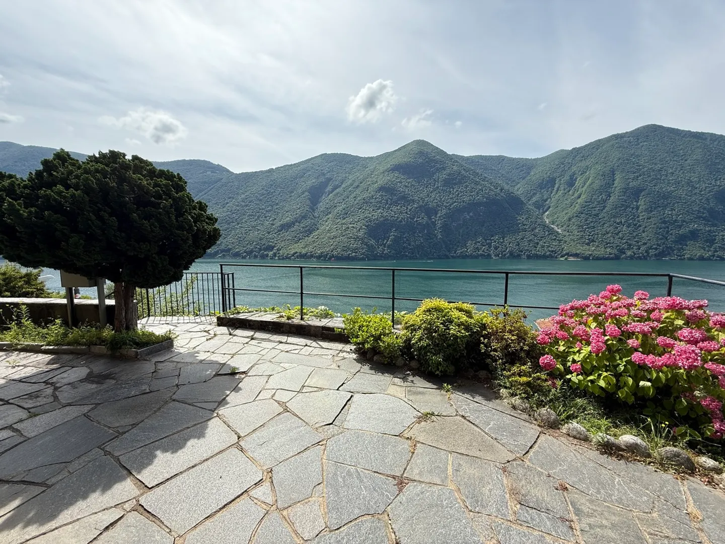 SINGLE-FAMILY HOUSE WITH MAGNIFICENT VIEW - Photo 7 of 10