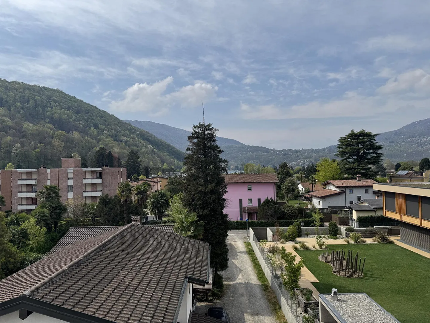 Caslano – Top floor with view and double terraces, a stone's throw from the lake - Photo 2 of 28