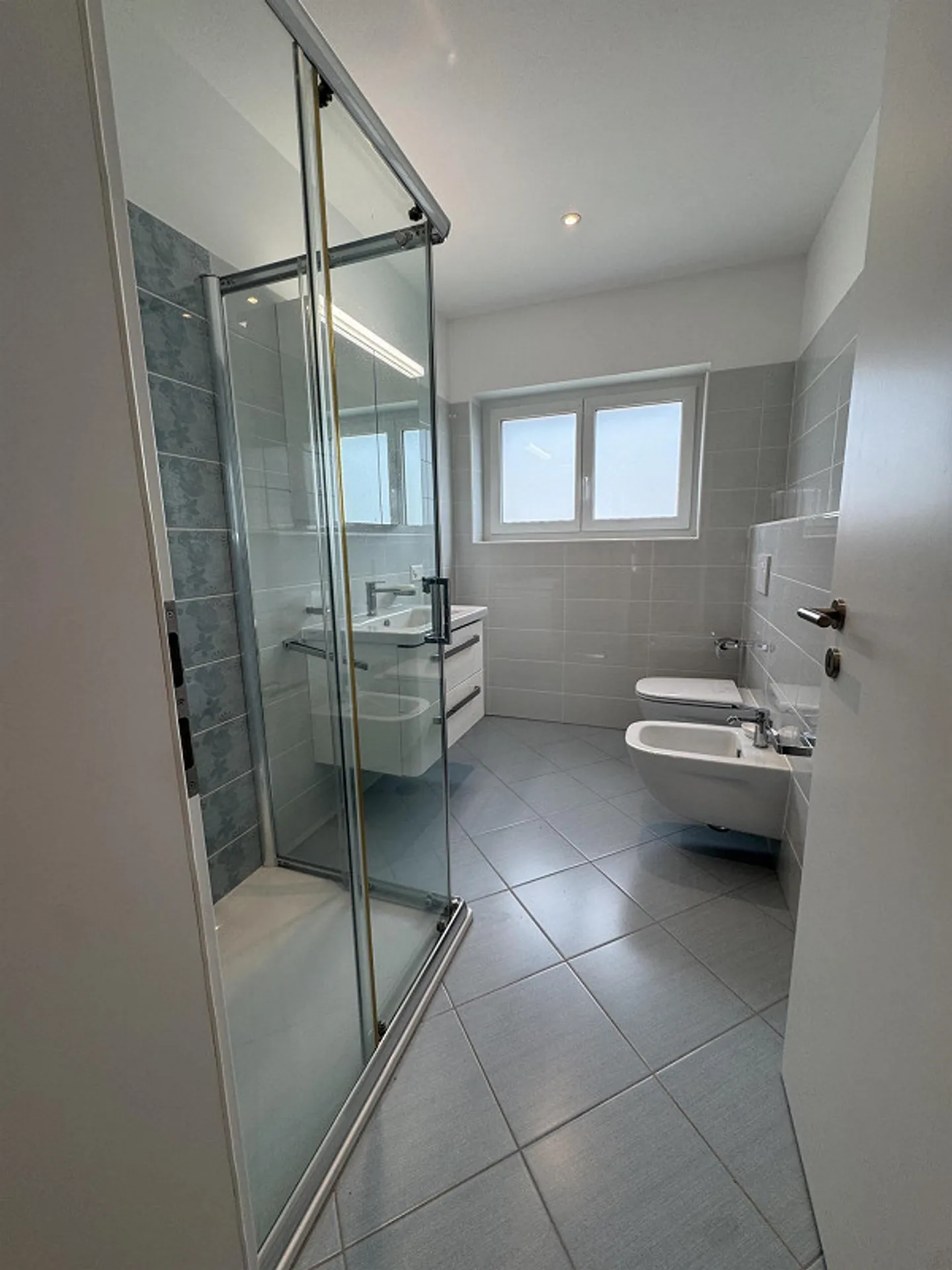 Caslano – Top floor with view and double terraces, a stone's throw from the lake - Photo 3 of 28
