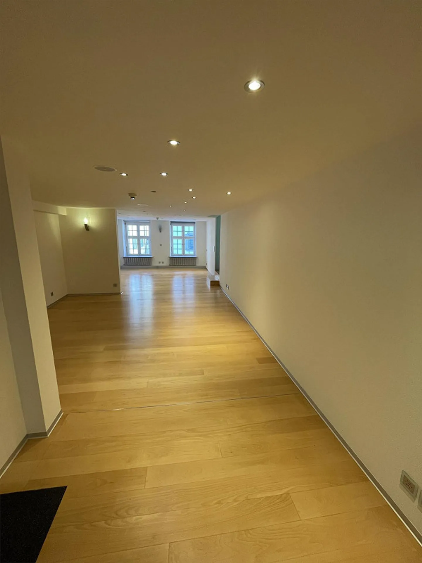 Moderne Büroräume - Foto 1 von 11
