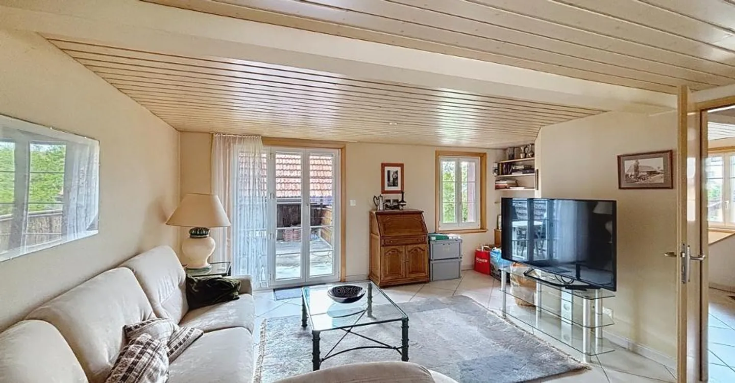 Charming semi-detached house with a lovely building plot - Photo 3 of 11