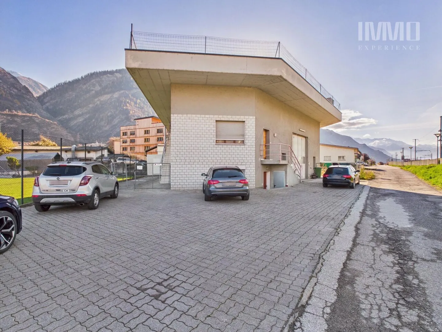 Magazzino con camere frigorifere e due studi - Foto 1 di 13