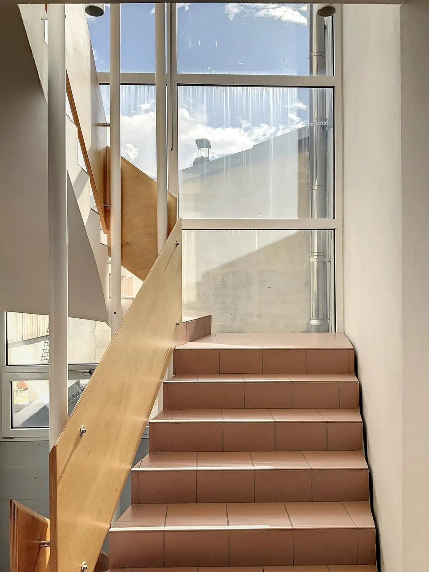SULLA COMUNE DI MARTIGNY - EDIFICIO RESIDENZIALE E COMMERCIALE - Foto 8 di 10