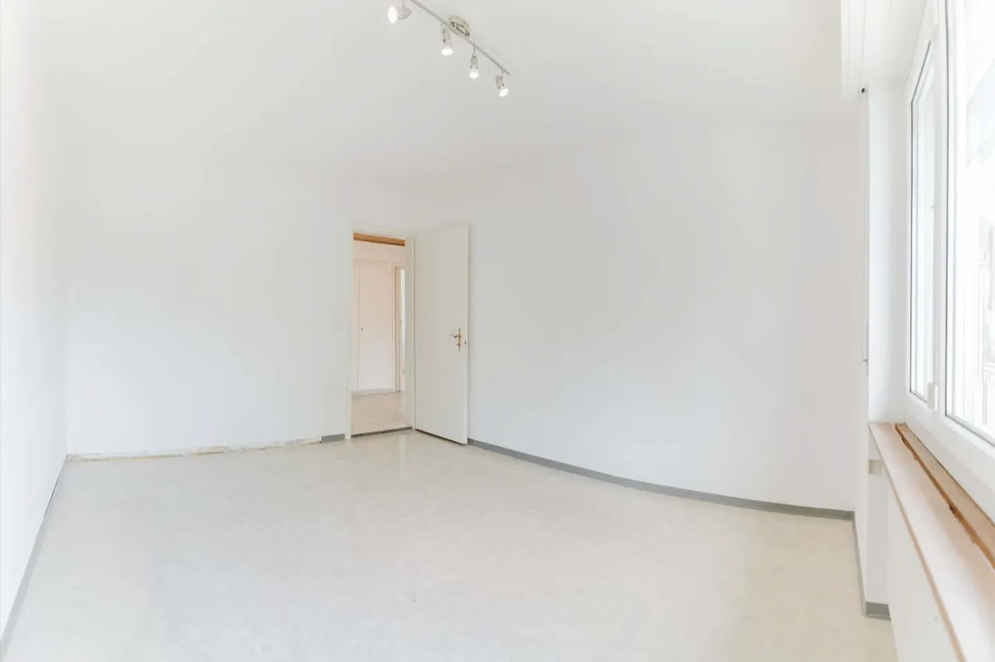 Luminoso appartamento di 3,5 locali con balcone e bella vista a Port - Foto 8 di 15
