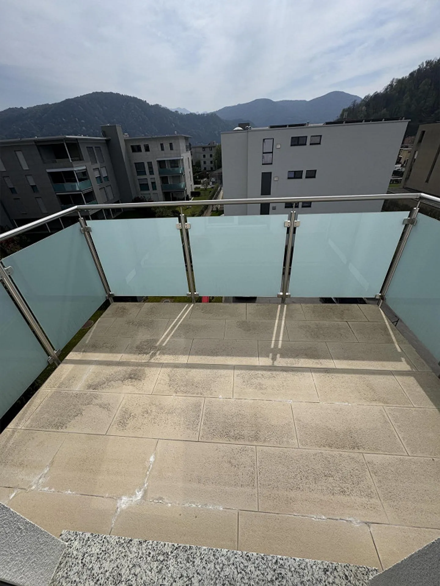 Caslano – Top floor with view and double terraces, a stone's throw from the lake - Photo 13 of 28