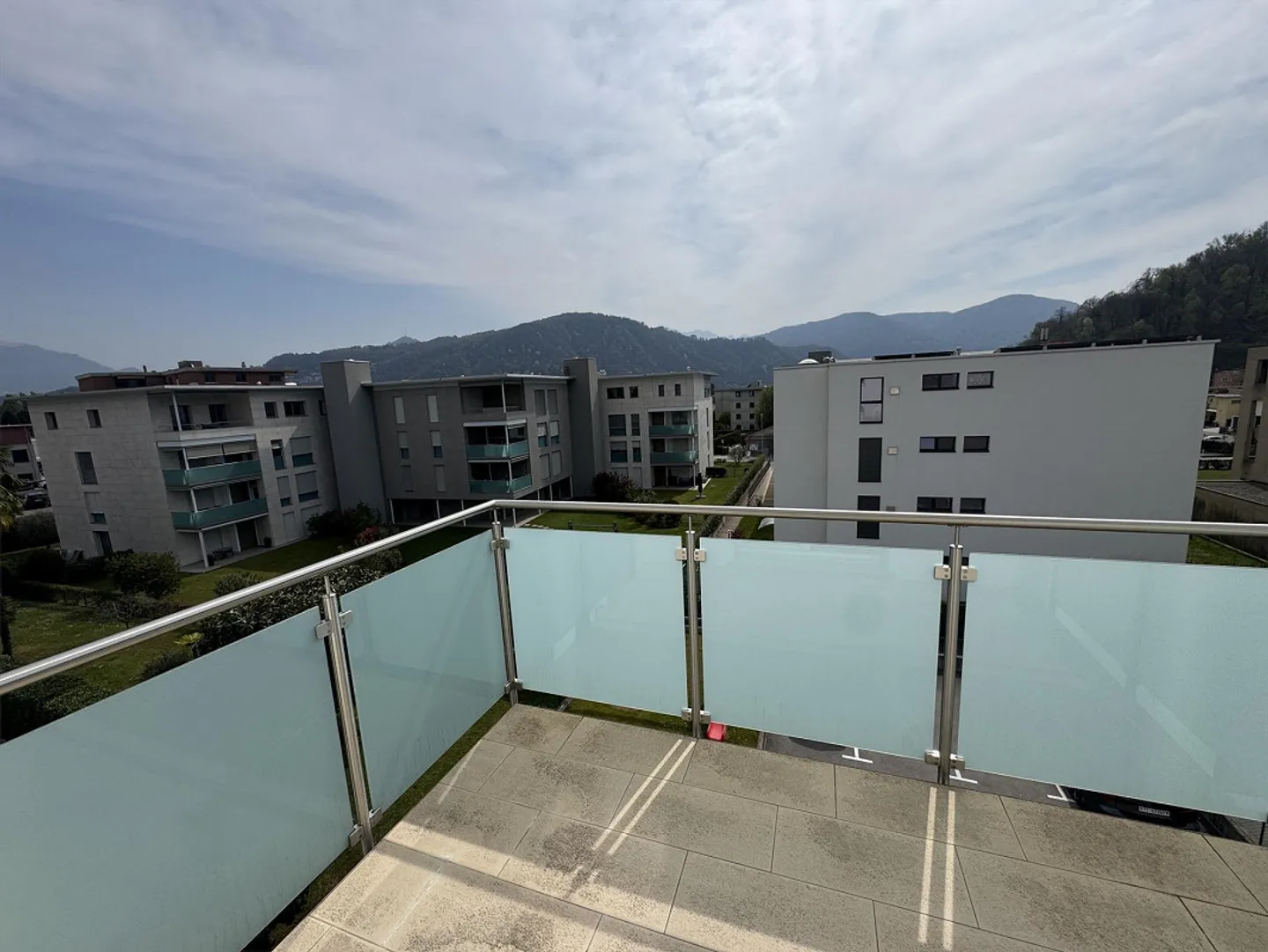 Caslano – Top floor with view and double terraces, a stone's throw from the lake - Photo 14 of 28