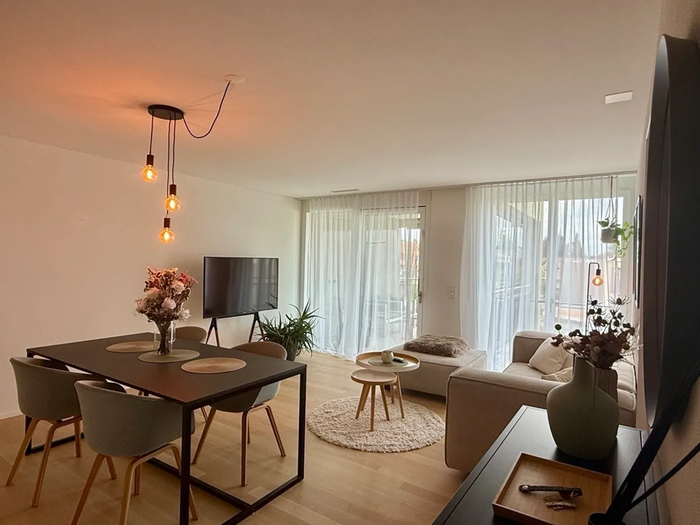 Appartamento moderno con balcone - Foto 1 di 8