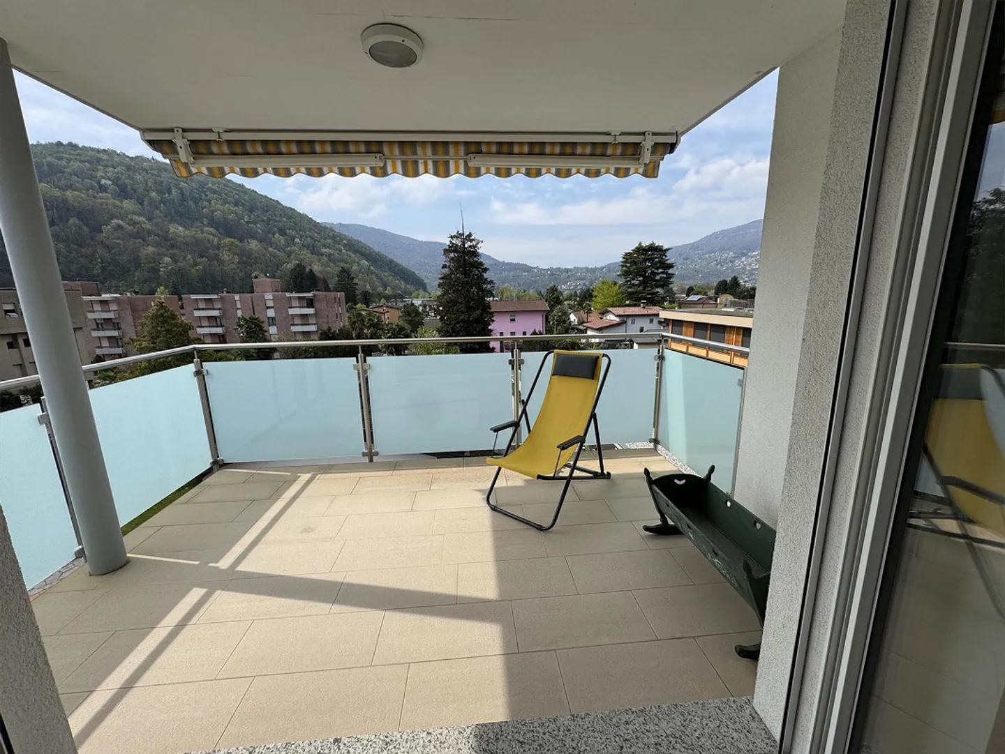 Caslano – Top floor with view and double terraces, a stone's throw from the lake - Photo 20 of 28