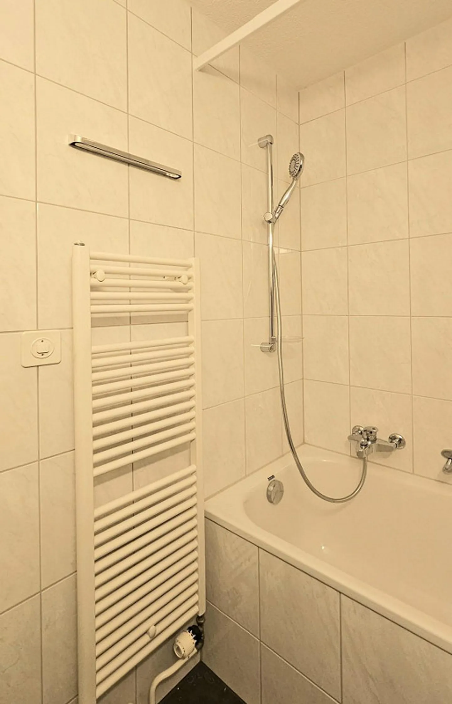 Appartement ensoleillé avec rangement - Photo 6 sur 13