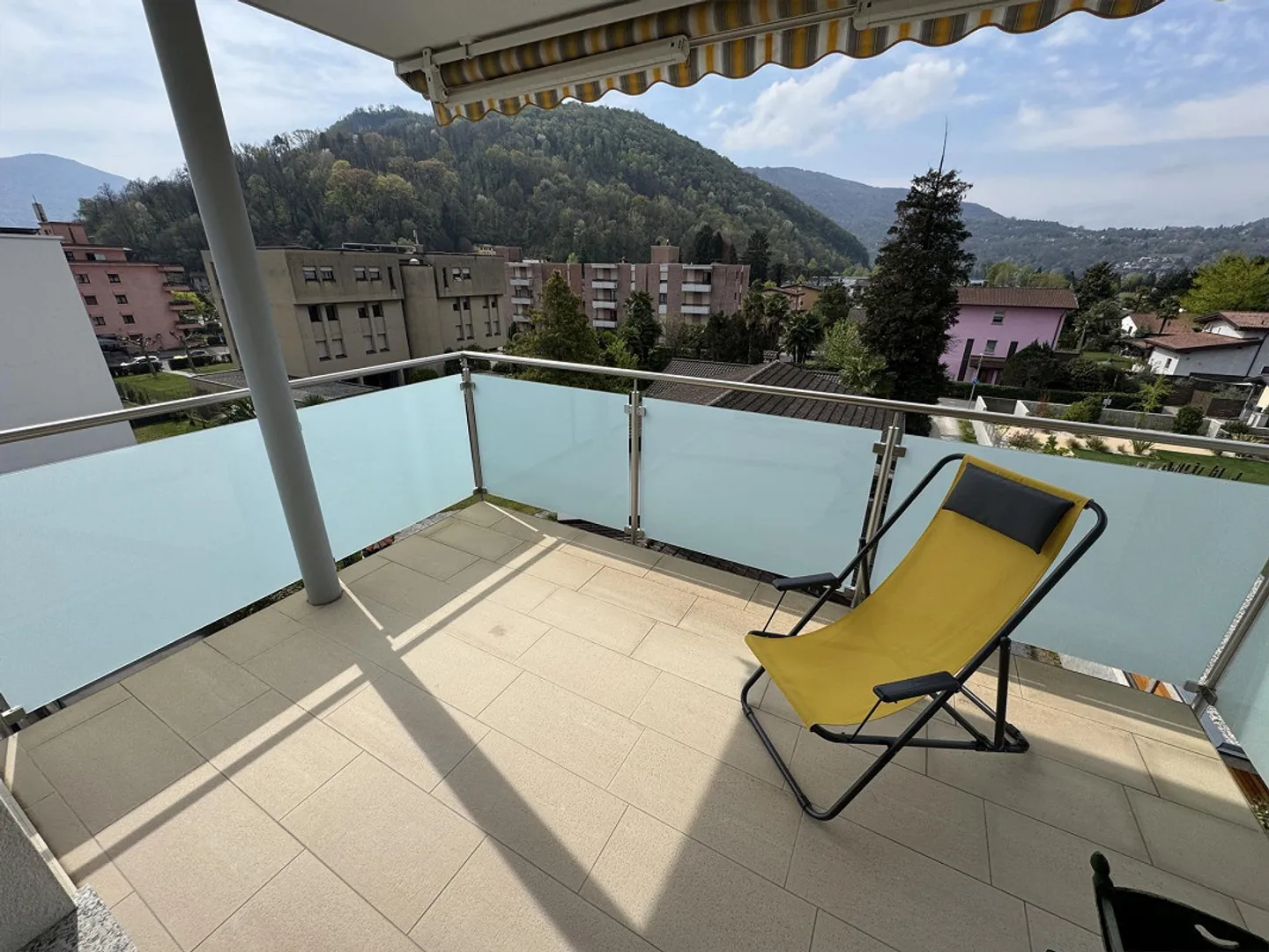 Caslano – Top floor with view and double terraces, a stone's throw from the lake - Photo 21 of 28