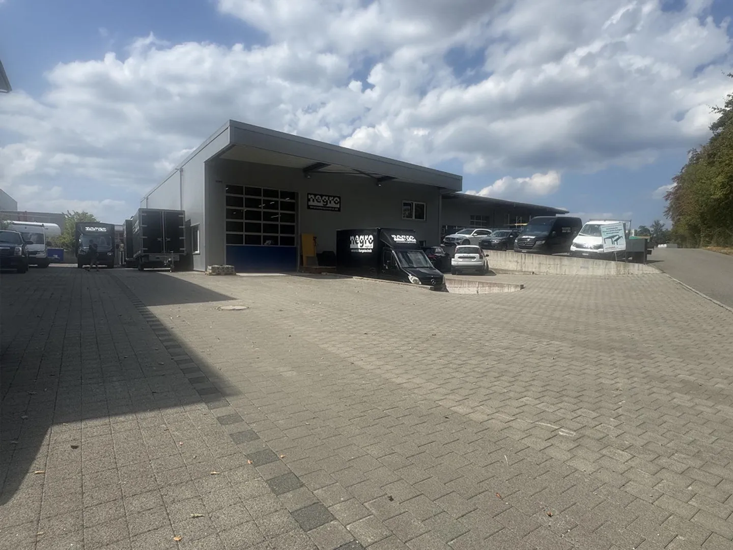 390 m2 di capannone commerciale in affitto in una buona posizione - Foto 2 di 3