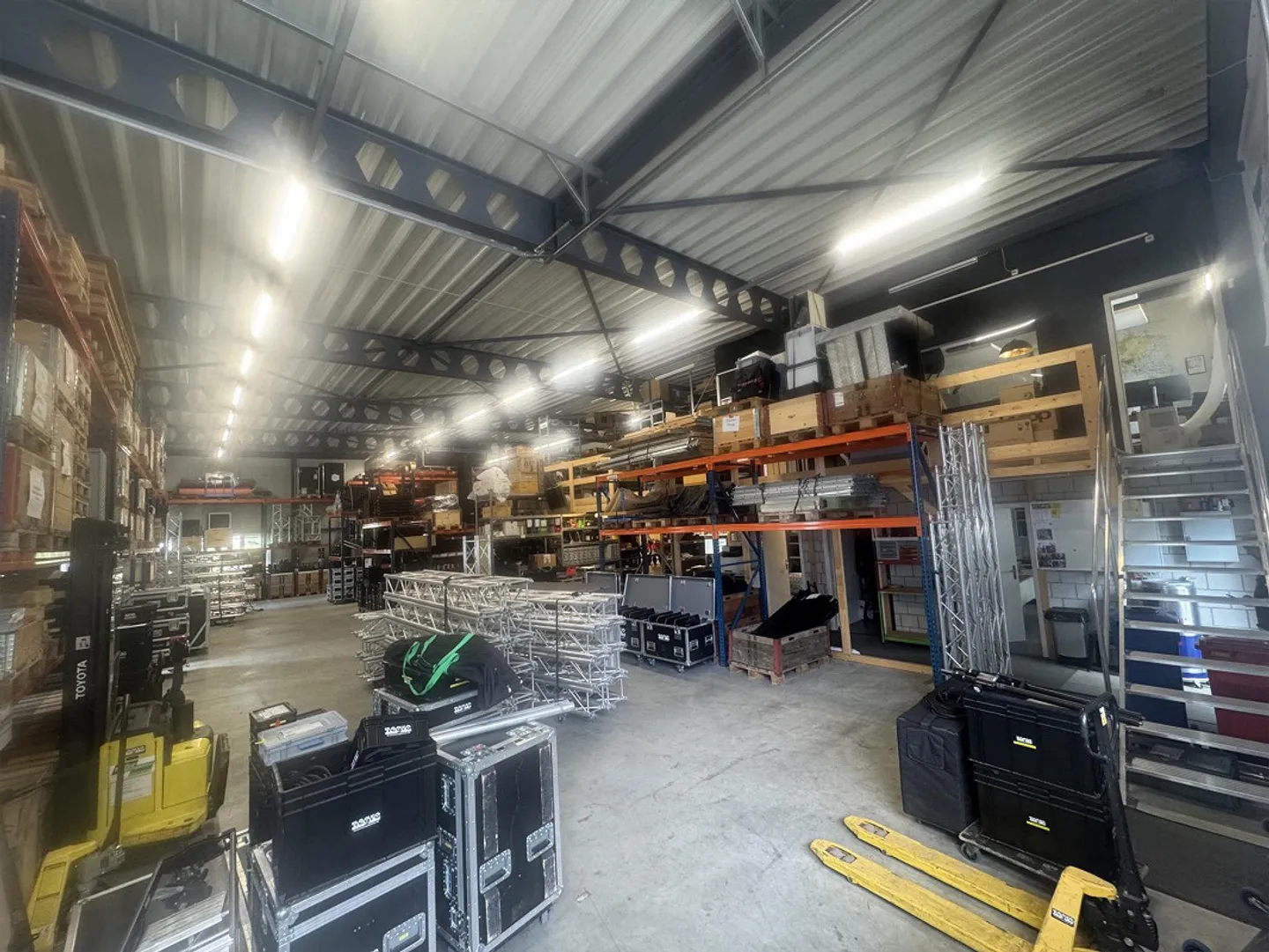 390 m2 di capannone commerciale in affitto in una buona posizione - Foto 3 di 3