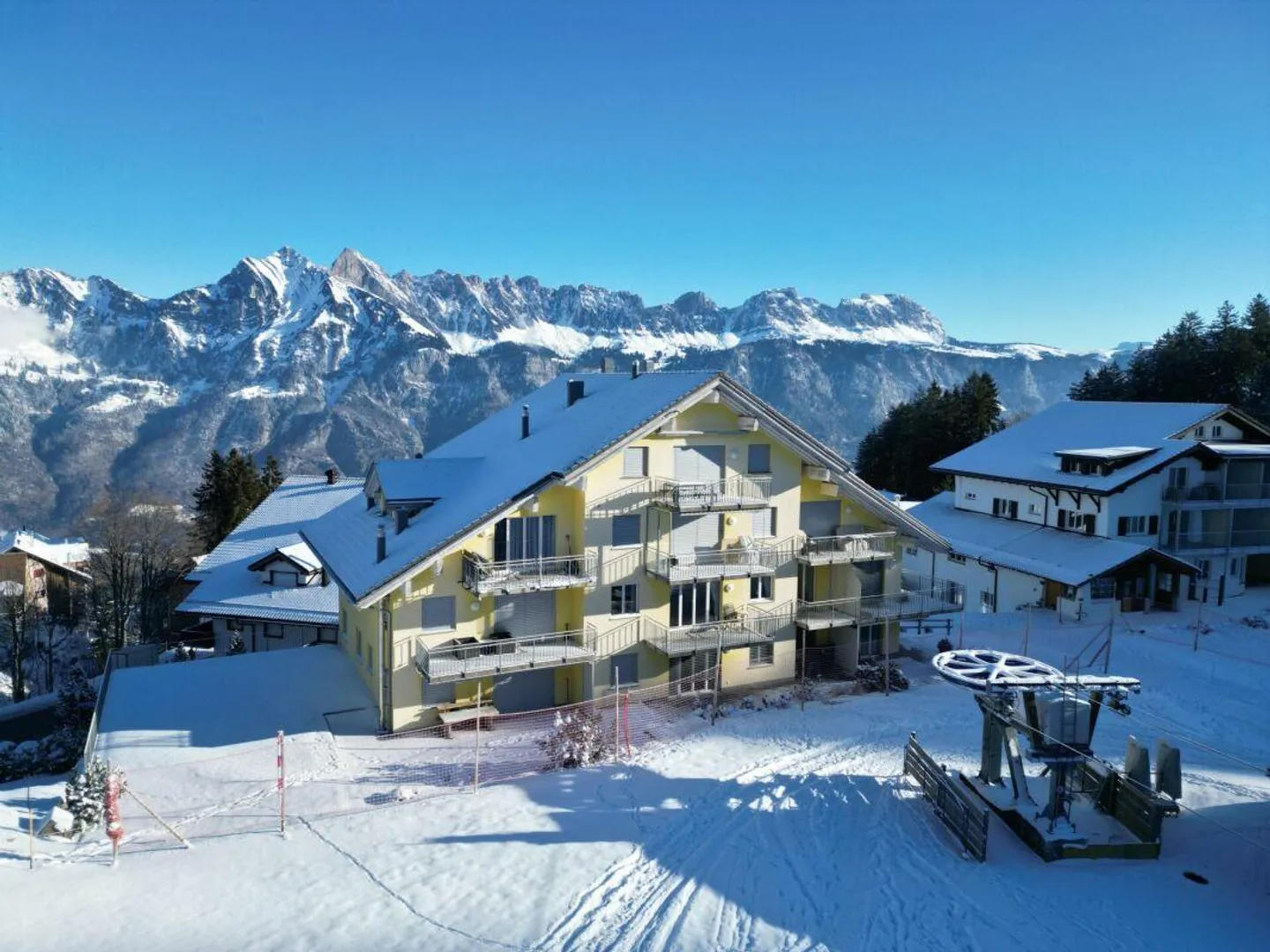 Ski-in / Ski-out - beautiful 3.5-room holiday apartment to fall in love with - Photo 1 of 13