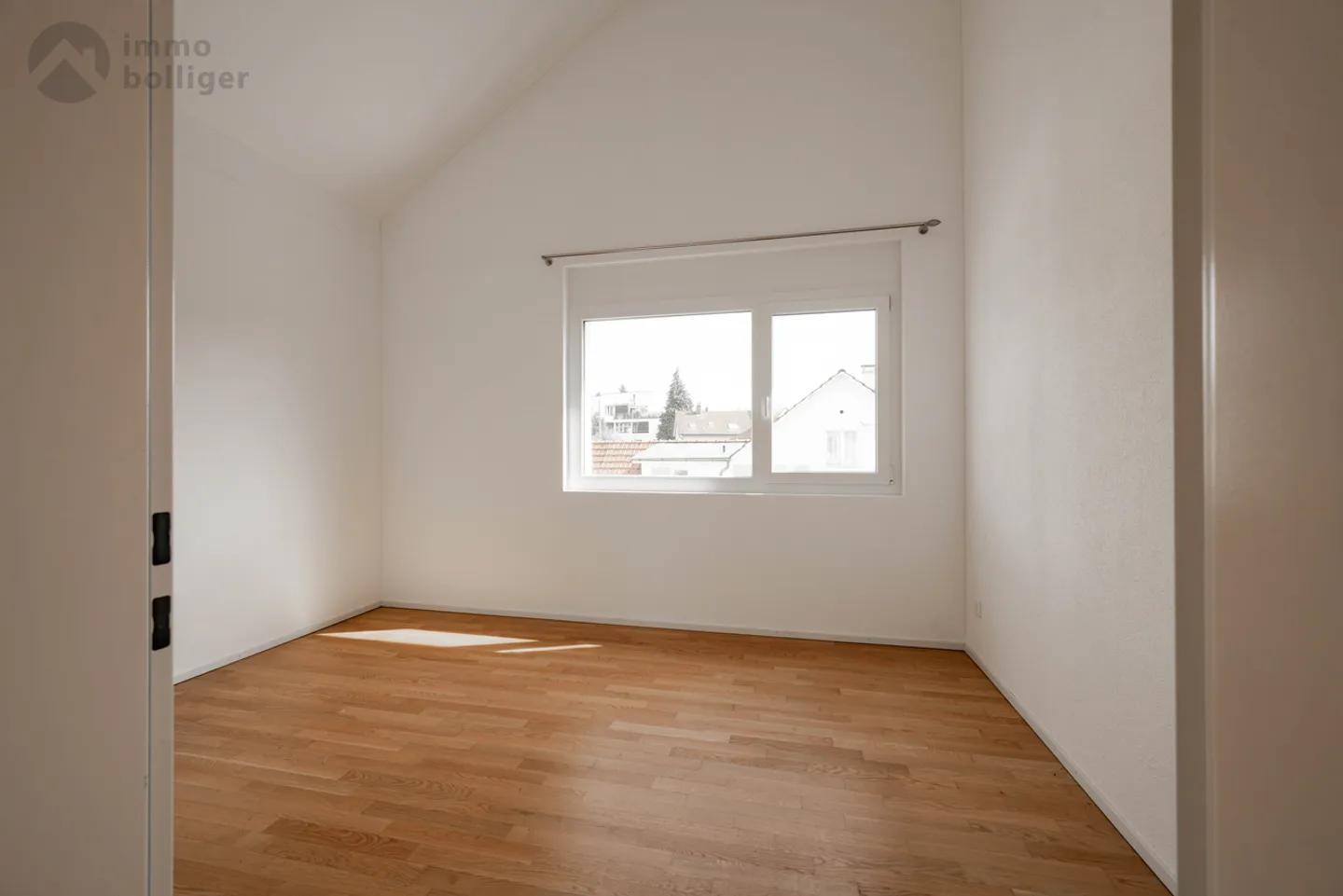 Stylish living above the rooftops – Attic apartment in Reinach - Photo 10 of 13