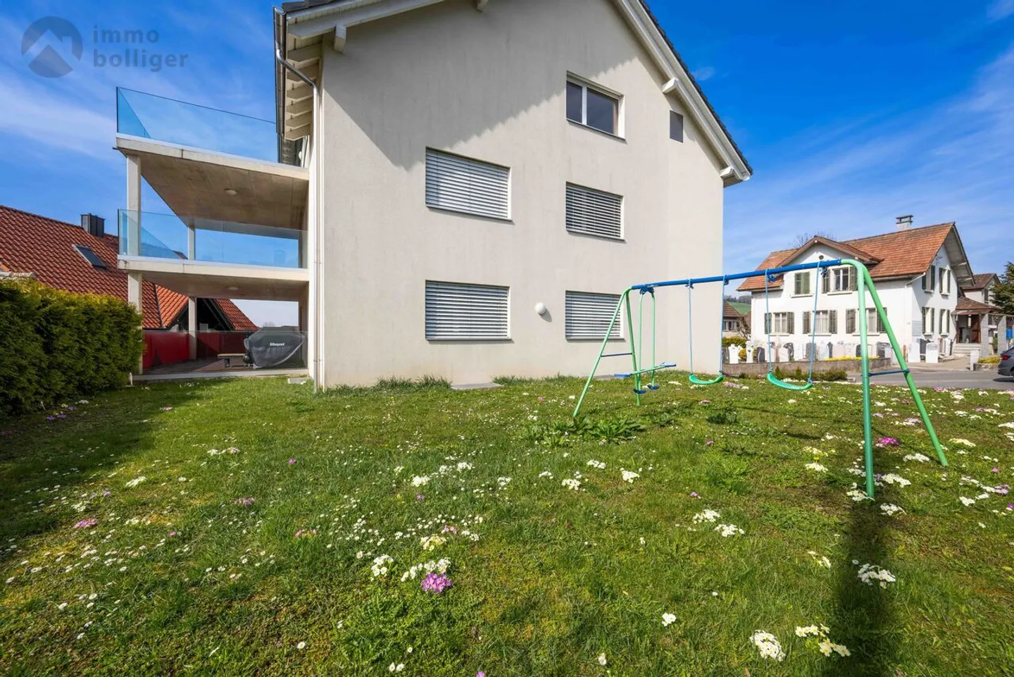 Stylish living above the rooftops – Attic apartment in Reinach - Photo 13 of 13