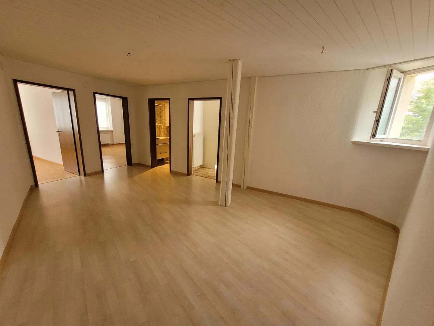 Bright 2.5-room apartment with balcony on the ground floor in St. Gallen - Photo 4 of 11