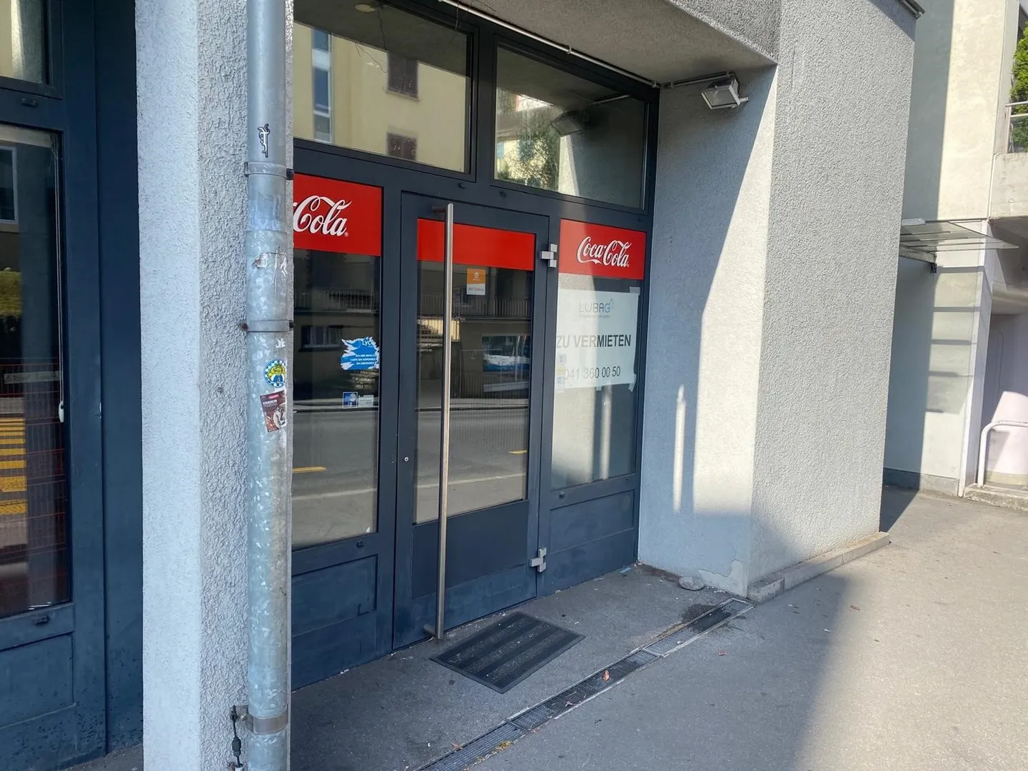 Spazio commerciale attraente con ingresso separato e montacarichi per merci in affitto - Foto 2 di 12