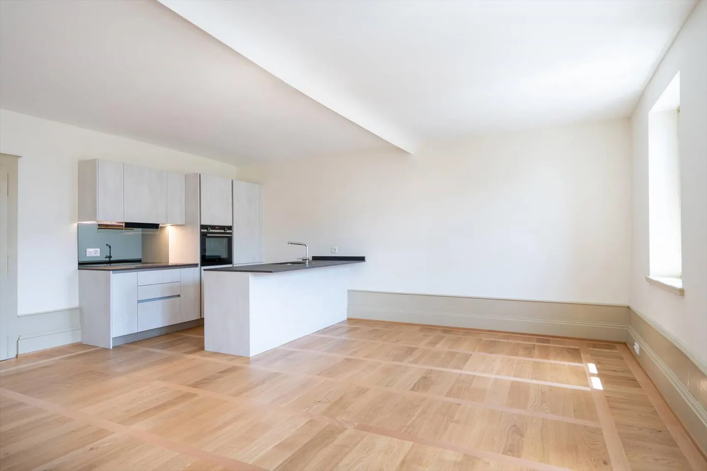 Ultimo piano - Spazioso appartamento 3.5 di 99 m2 + soffitta in un edificio ristrutturato - Foto 3 di 13