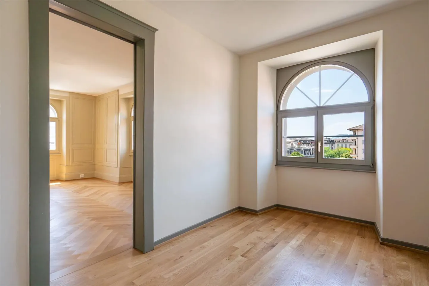 Ultimo piano - Spazioso appartamento 3.5 di 99 m2 + soffitta in un edificio ristrutturato - Foto 6 di 13