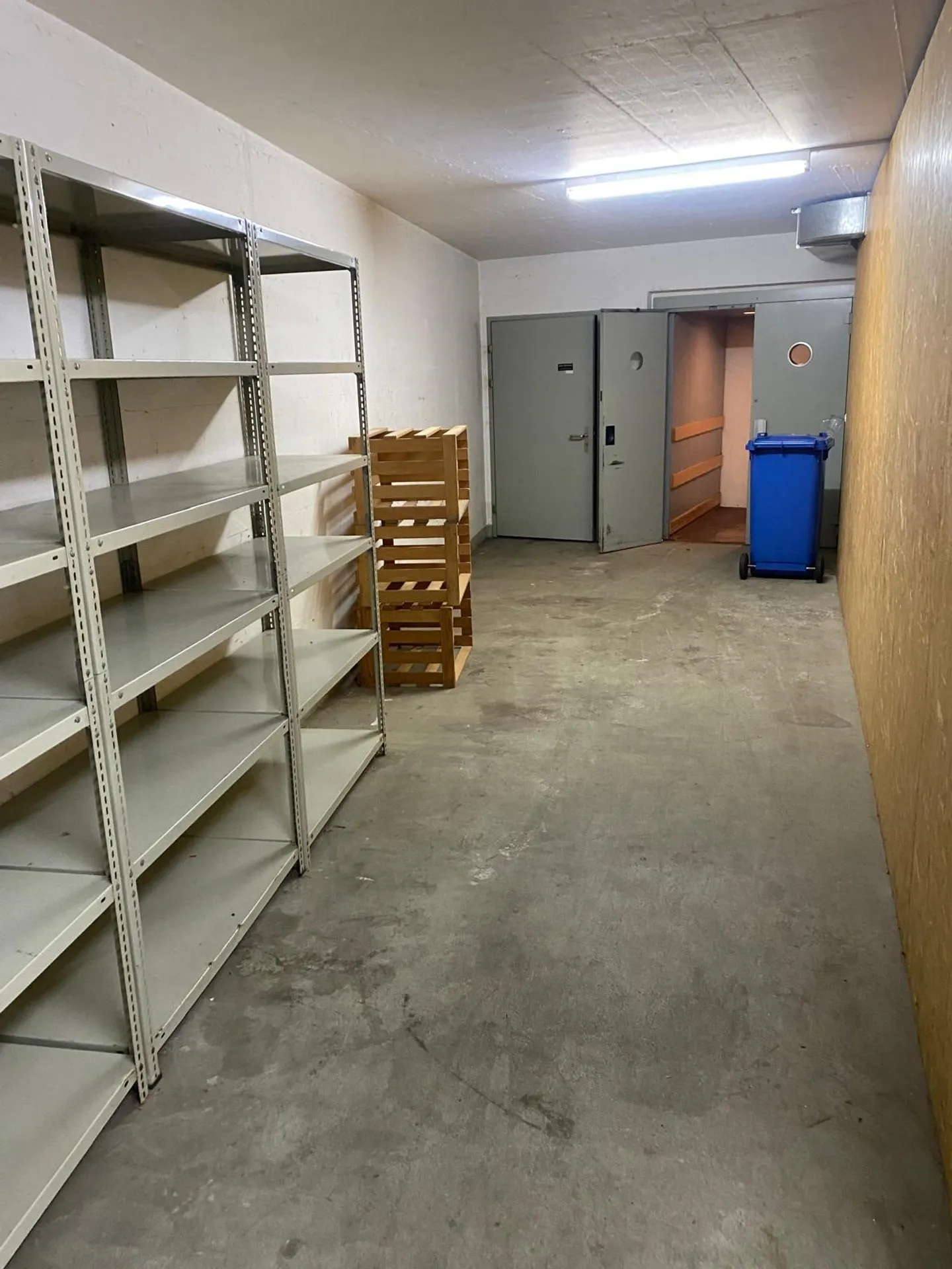 Spazio commerciale attraente con ingresso separato e montacarichi per merci in affitto - Foto 5 di 12