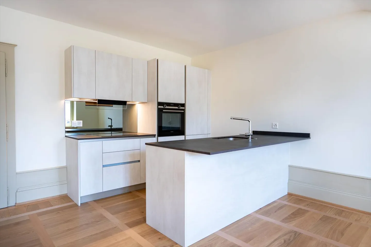 Ultimo piano - Spazioso appartamento 3.5 di 99 m2 + soffitta in un edificio ristrutturato - Foto 4 di 13