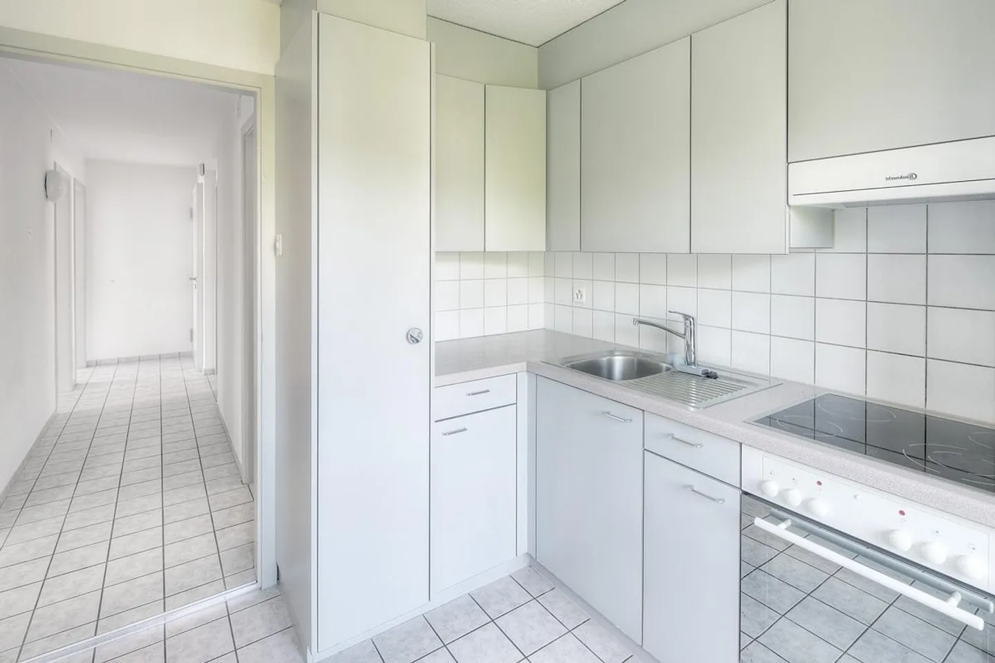Attractive Ground Floor Apartment in an Ideal Location near Zurich - Photo 3 of 13