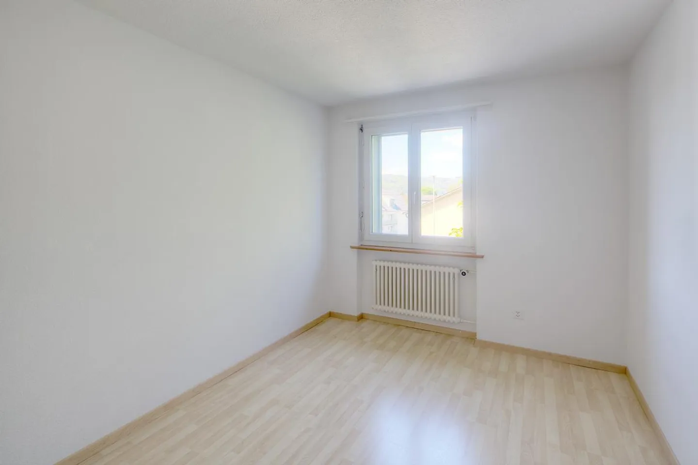 Attractive Ground Floor Apartment in an Ideal Location near Zurich - Photo 6 of 13