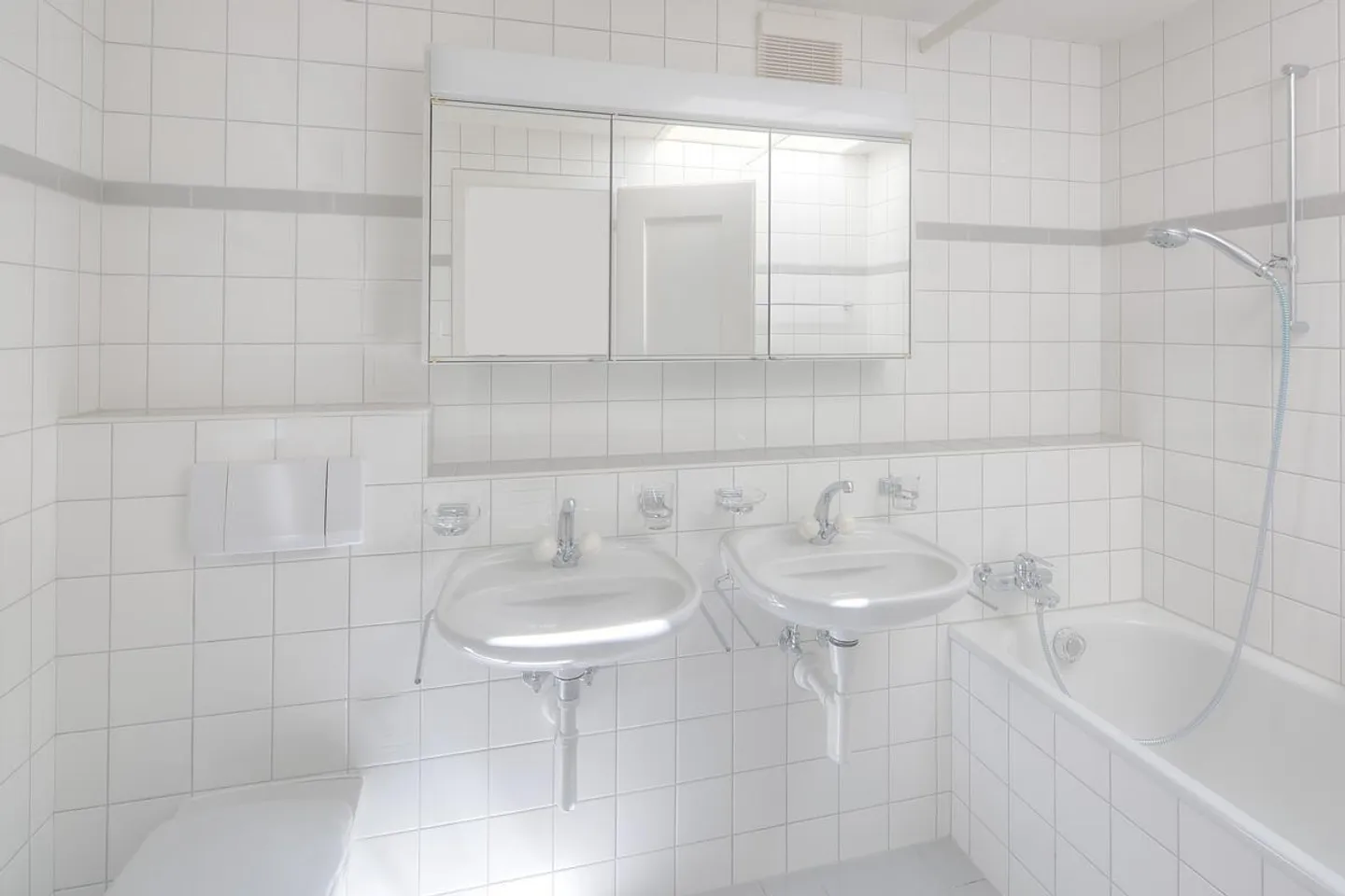 Attractive Ground Floor Apartment in an Ideal Location near Zurich - Photo 7 of 13
