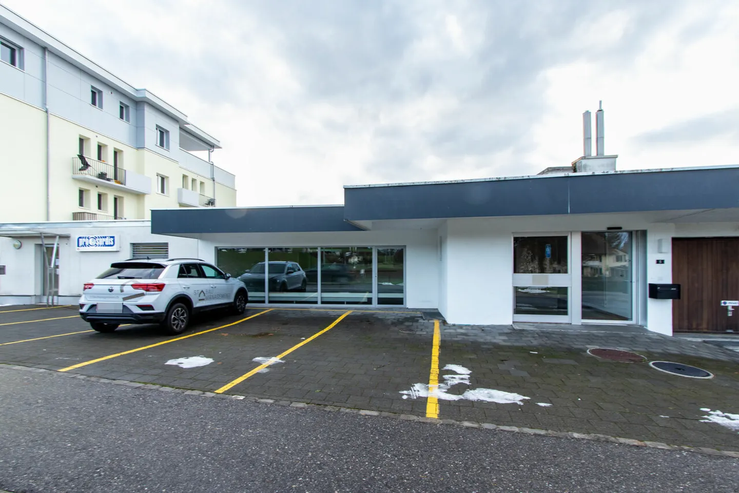 Edificio ad uso misto in affitto - Foto 3 di 11