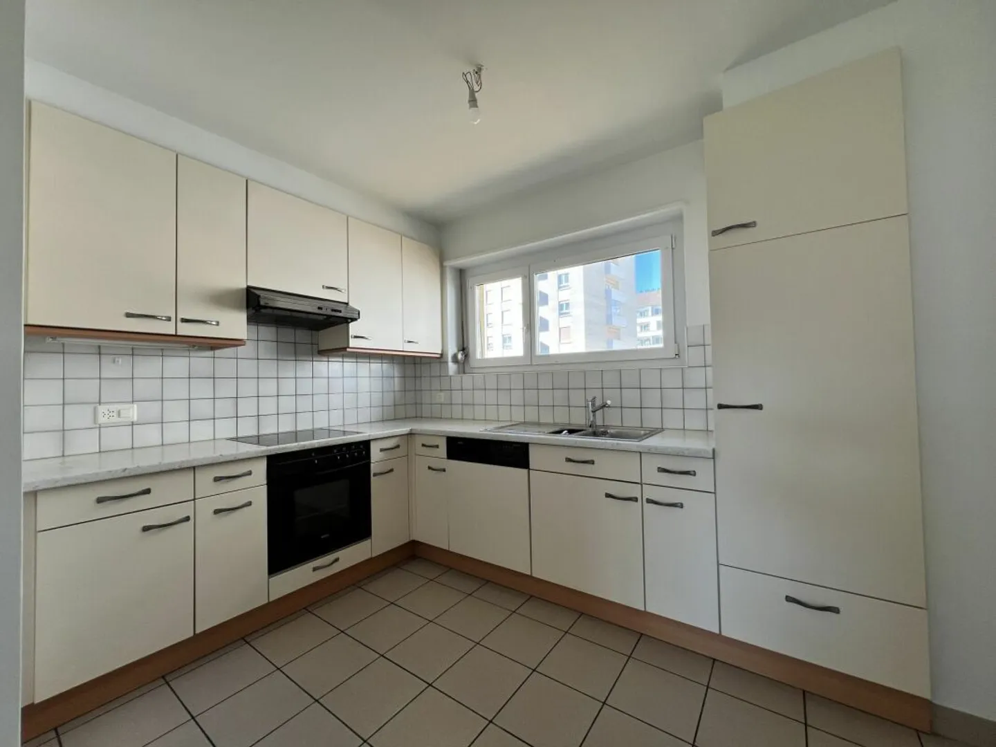 Bellissimo appartamento ristrutturato di 4 stanze - Foto 3 di 8