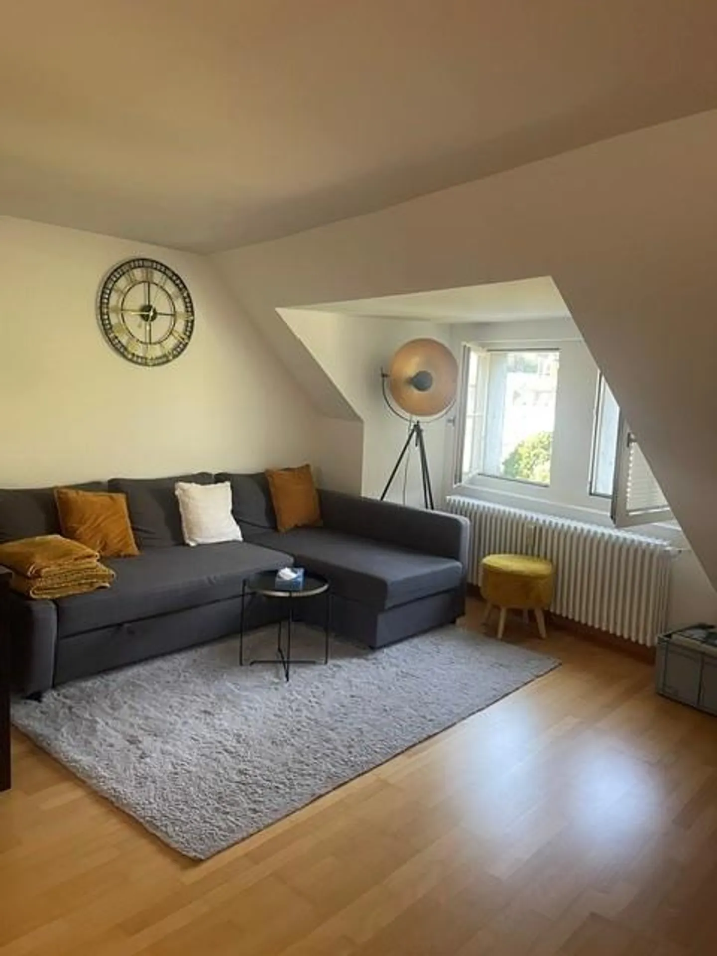Appartement sous les combles de 2,5 pièces au centre-ville - Photo 2 sur 4