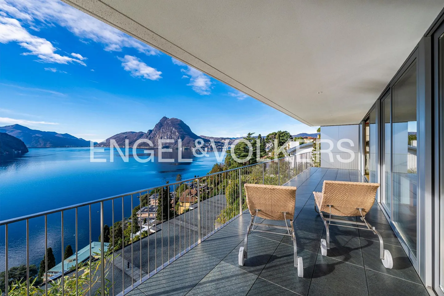 Architecture de design et vue charmante sur le lac - Photo 1 sur 13