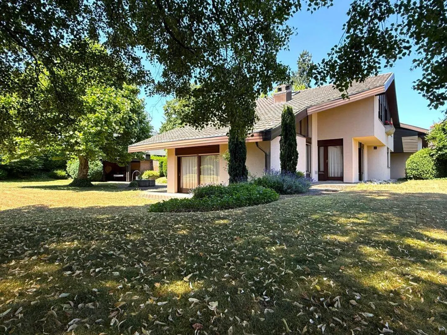 Une des plus belles propriétés à Binningen - Villa avec potentiel de développement - Photo 1 sur 19