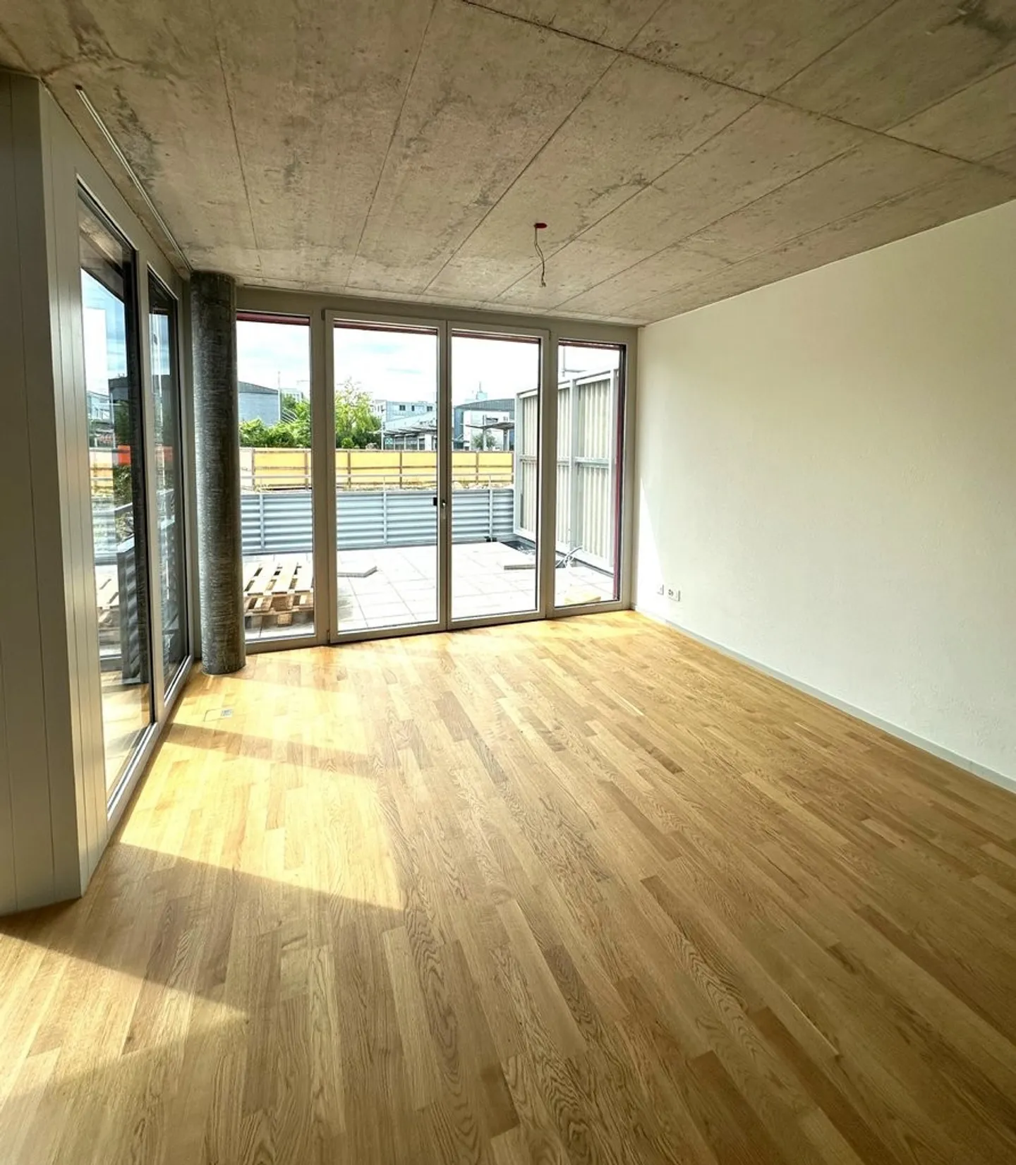 Première occupation : Appartement moderne de 4,5 pièces dans une maison en terrasse - Photo 2 sur 6