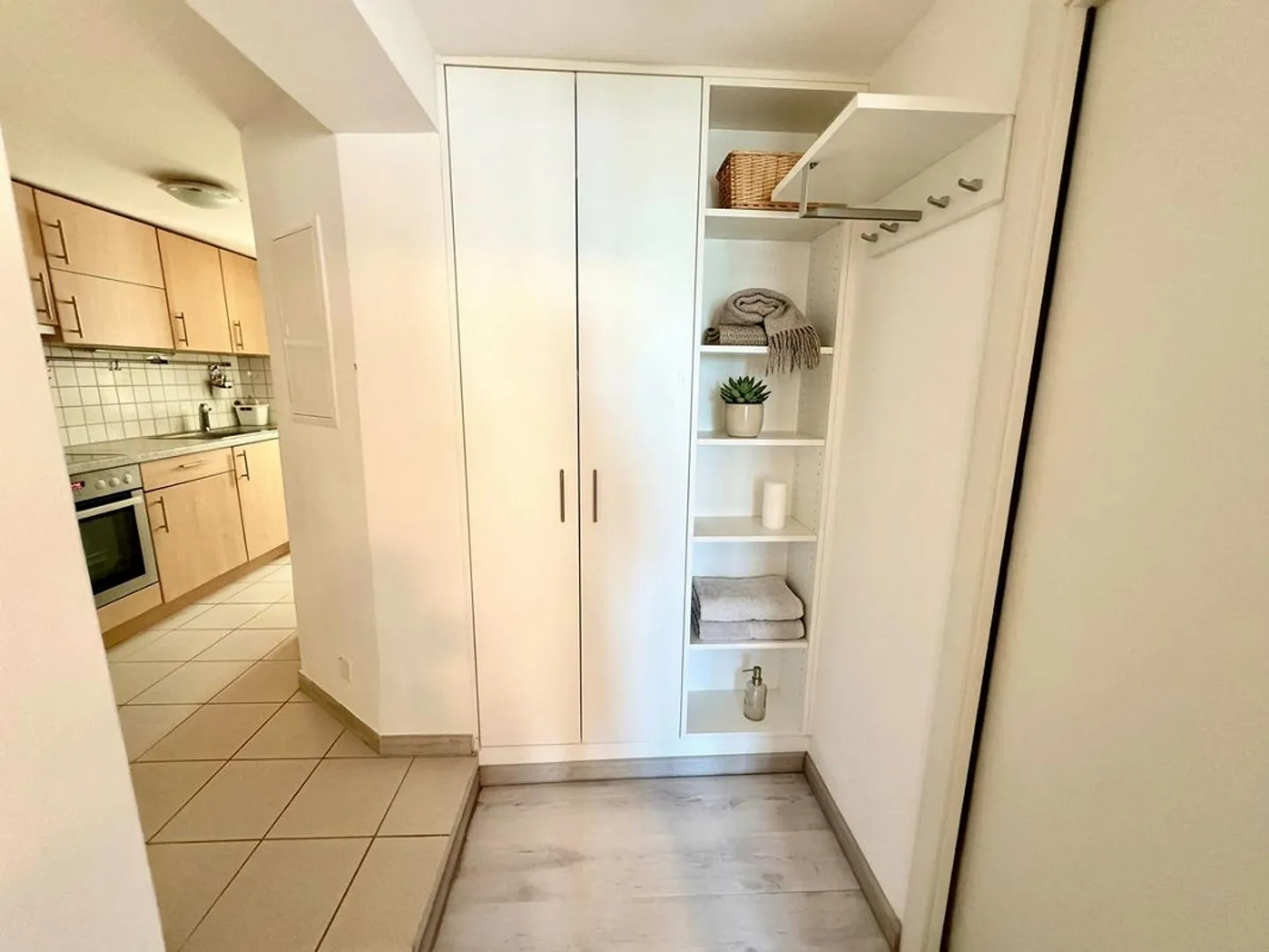 GEMÜTLICHES MÖBLIERTES STUDIO - Foto 2 von 10