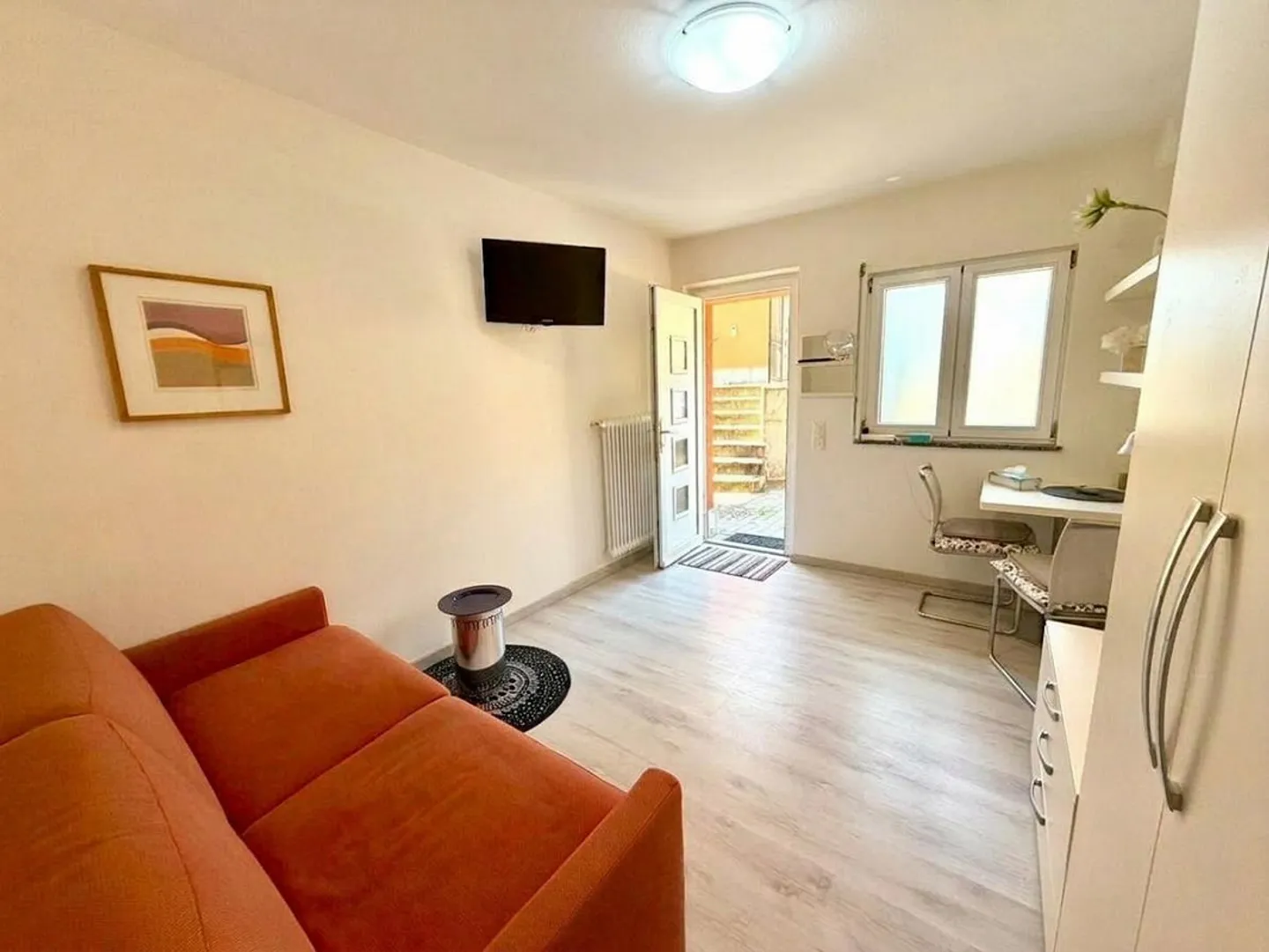 GEMÜTLICHES MÖBLIERTES STUDIO - Foto 3 von 10