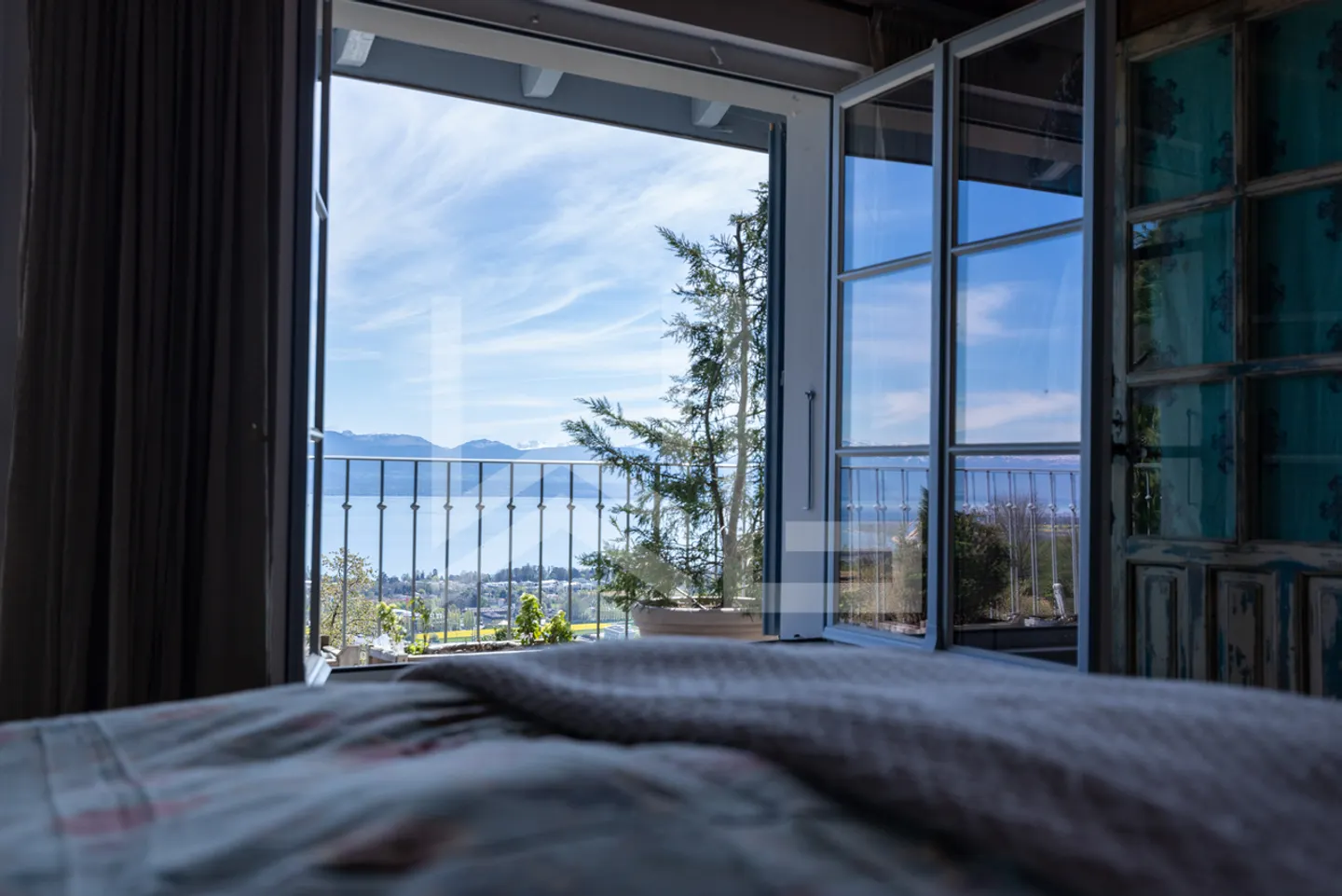 Charming House with Lake View - Photo 15 of 25