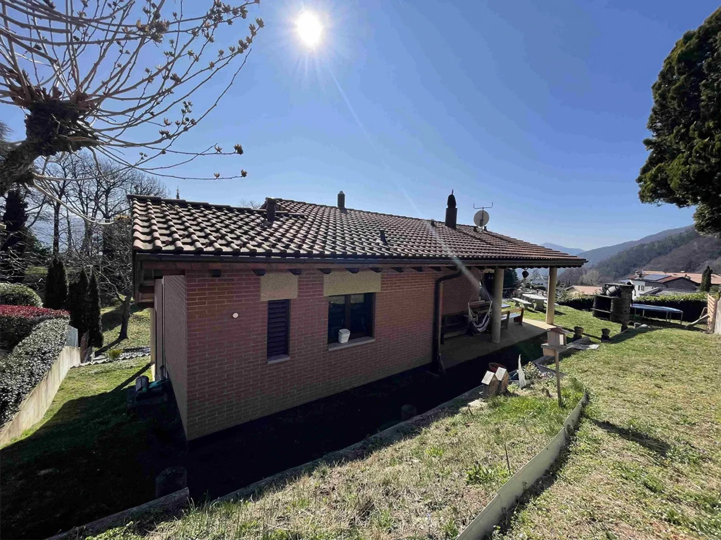 Schönes und geräumiges Einfamilienhaus 5.5, umgeben von Grün - Foto 2 von 13
