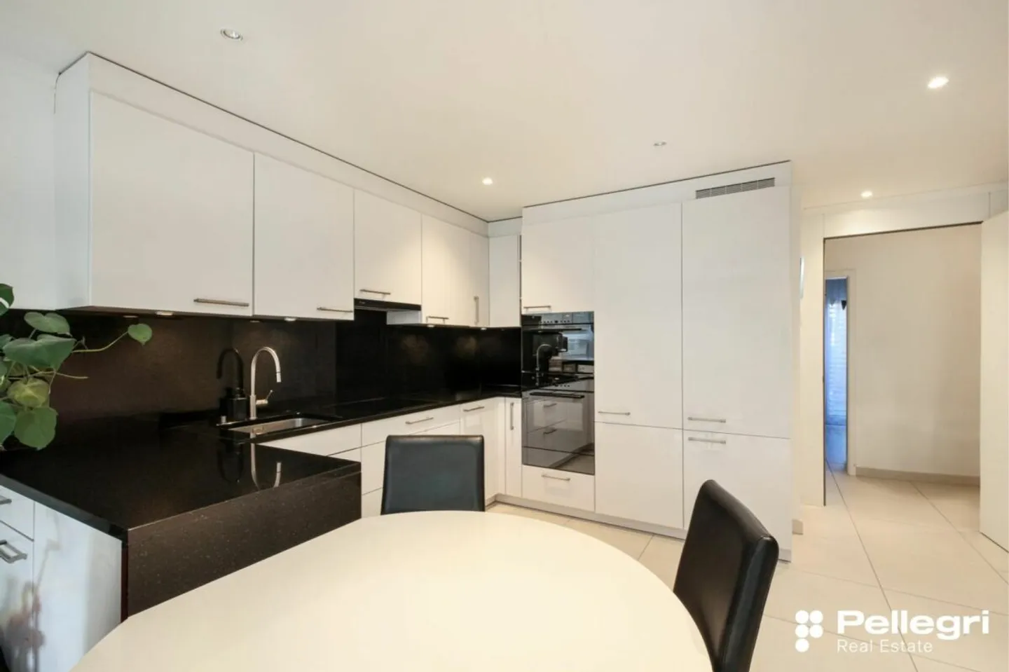 Modern and Central 4.5 Room Garden Apartment - Photo 3 of 4