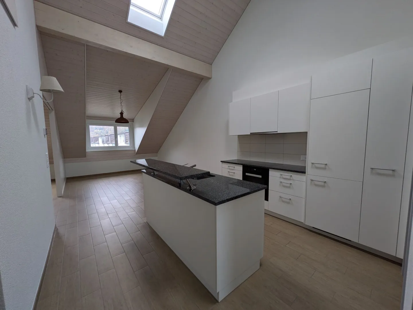 Magnifique appartement en attique de 2,5 pièces - Votre nouveau chez-vous ! - Photo 2 sur 8
