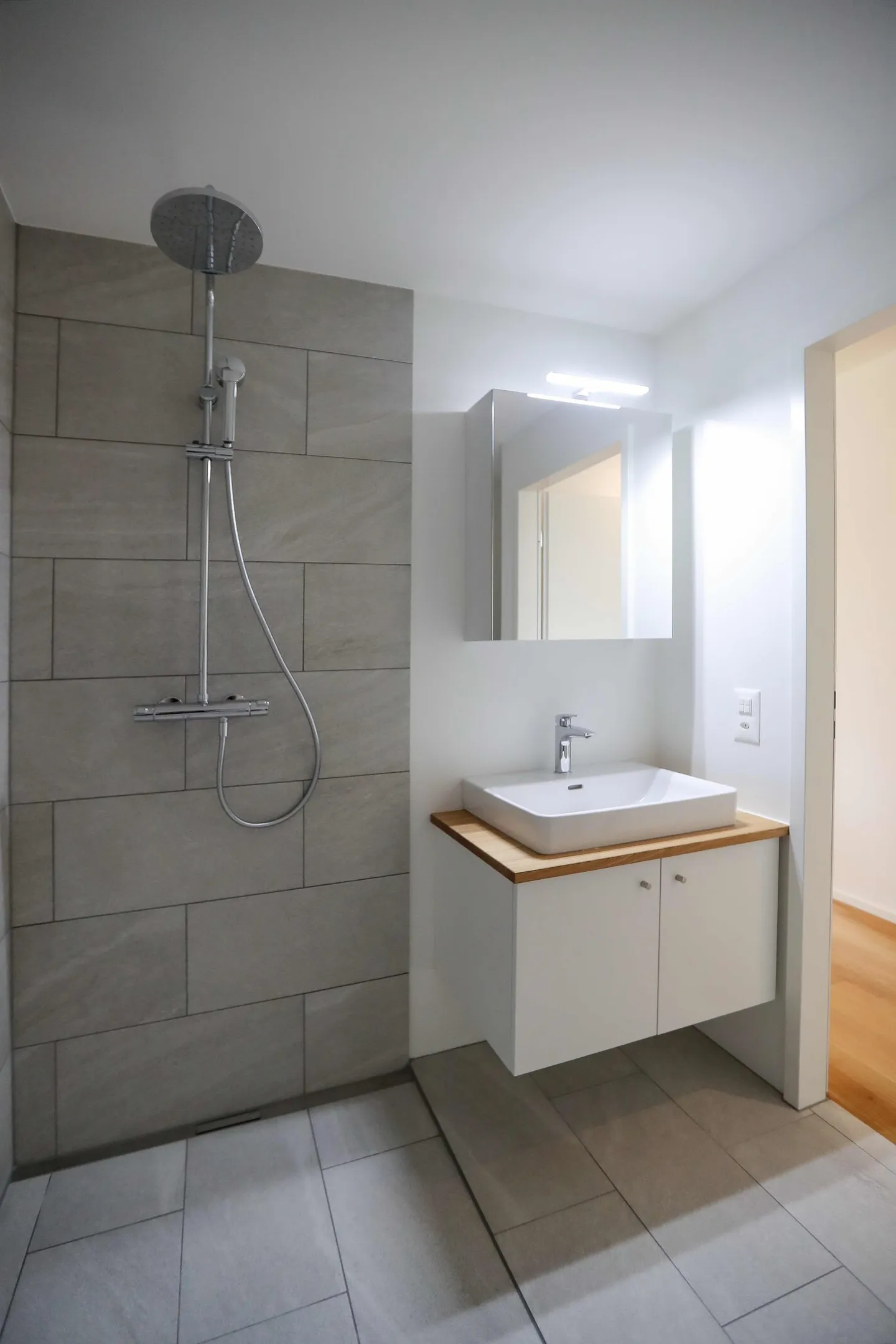 Appartement moderne de 3.5 pièces avec grand balcon - N° 1.6 - Photo 4 sur 9