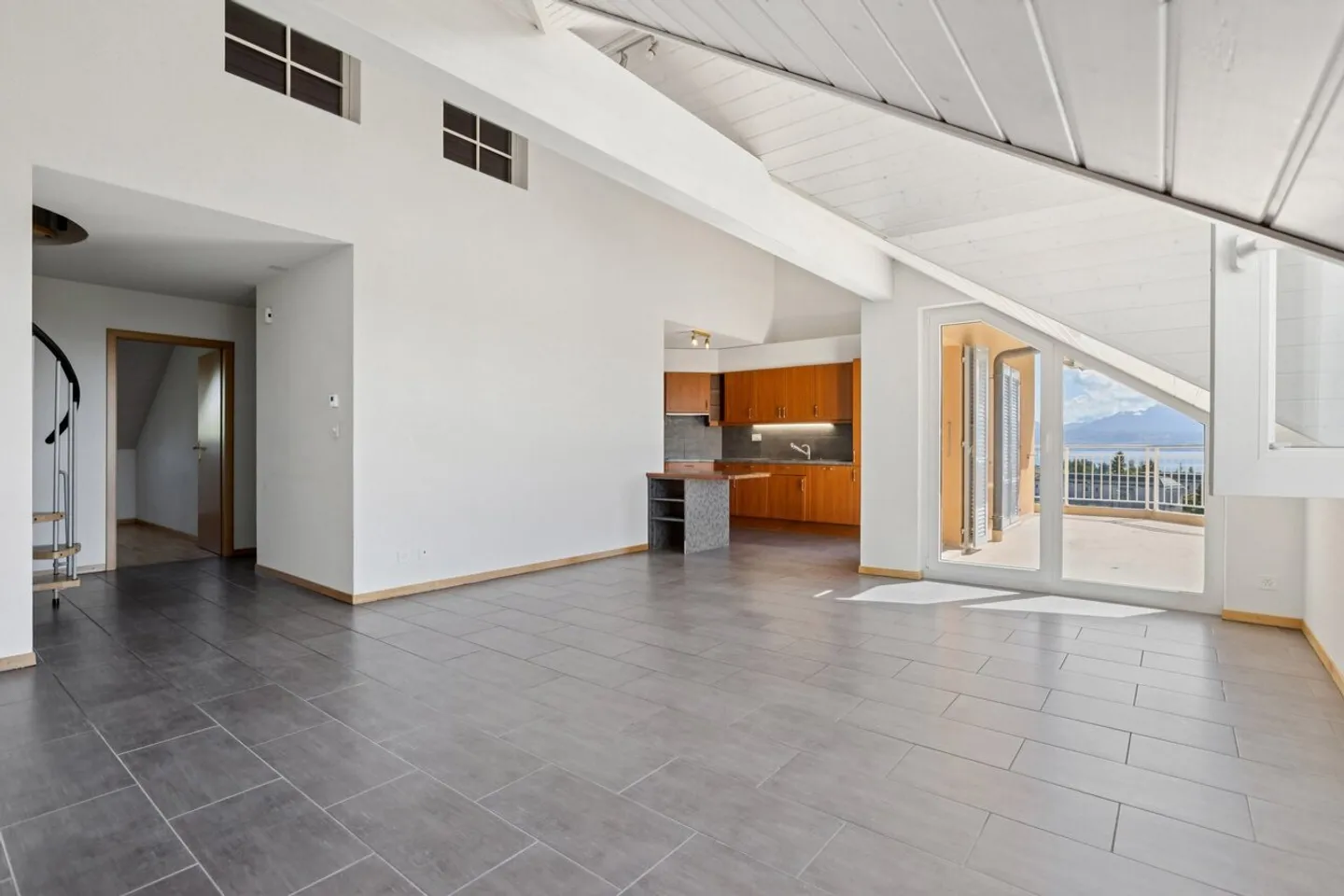 Eine seltene Wohnung im obersten Stockwerk, mit Blick auf den Genfersee und die Alpen - Foto 4 von 10
