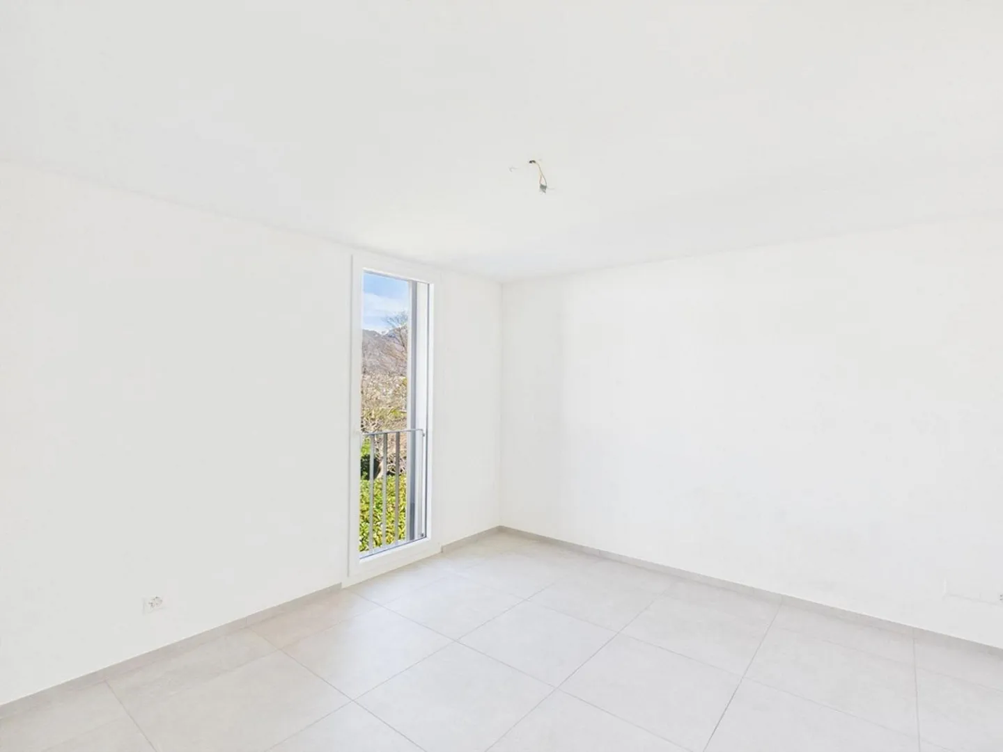 BRIGHT APARTMENT IN A QUIET AREA - Photo 5 of 7