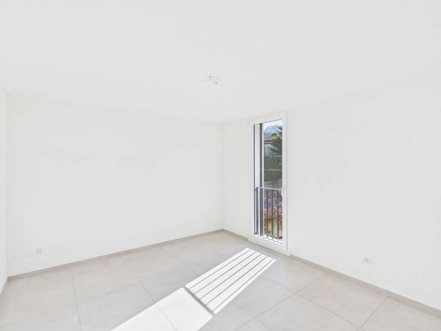 BRIGHT APARTMENT IN A QUIET AREA - Photo 6 of 7