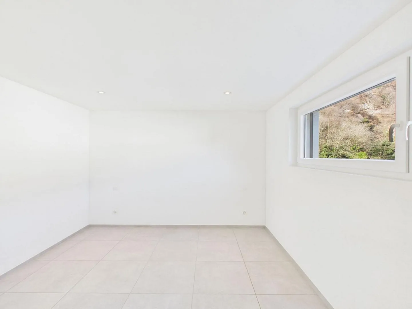 BRIGHT APARTMENT IN A QUIET AREA - Photo 7 of 7