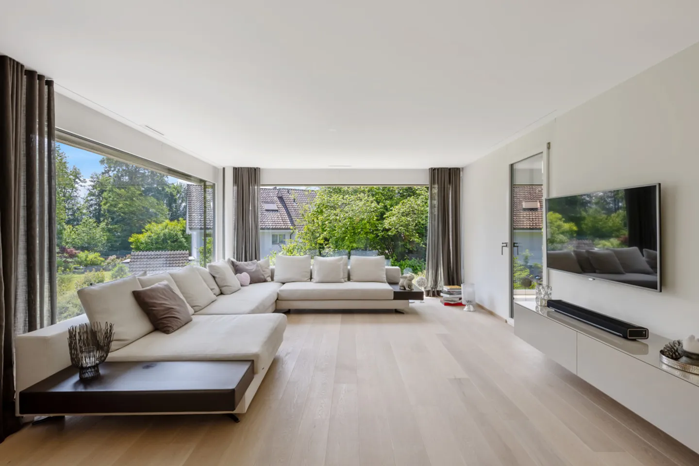 Herrliberg: Luxury and Nature in Perfect Harmony - Photo 1 of 8