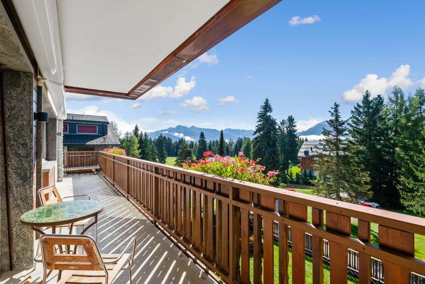 Luxury Apartment with Mountain Views - Photo 7 of 21